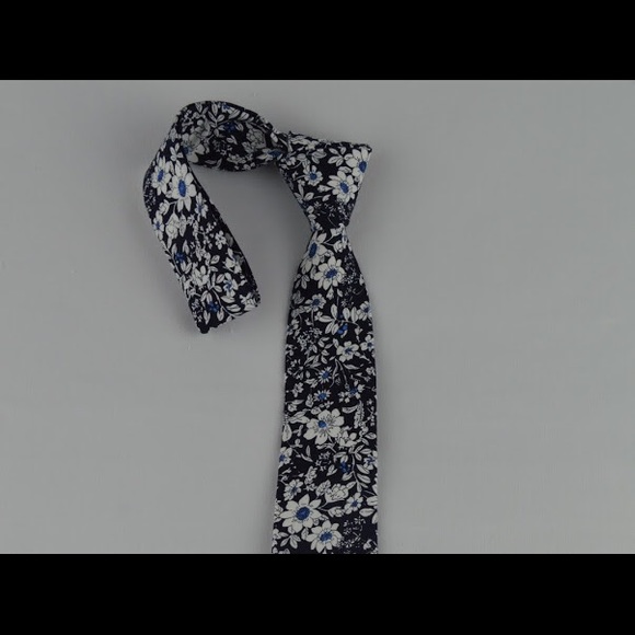 Skinny navy blue neck tie